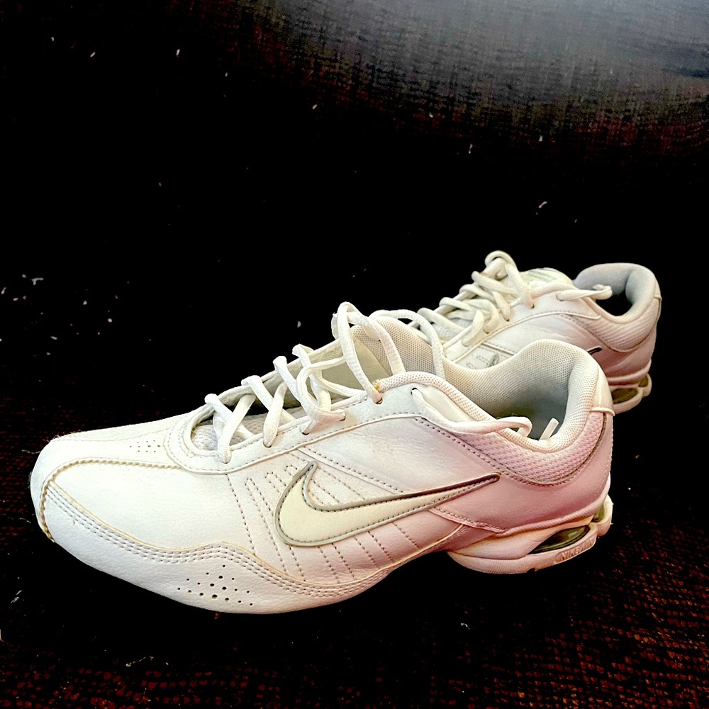 Like new condition! Leather women’s Nike Training shoes size 9.5